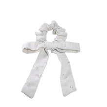 Carregar imagem no visualizador da galeria, Scrunch Papillon Linho SW - Menina Dourada
