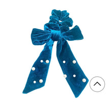 Carregar imagem no visualizador da galeria, Scrunch Papillon Veludo SW - Menina Dourada
